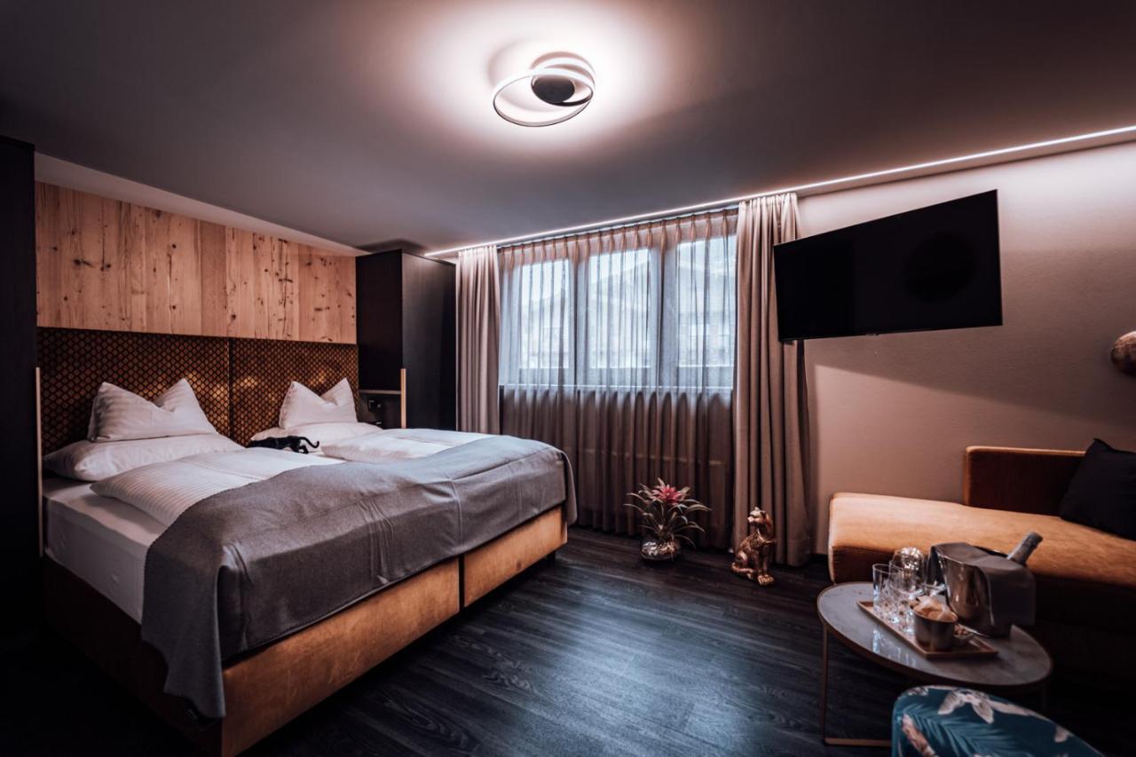 Panther'a Hotel